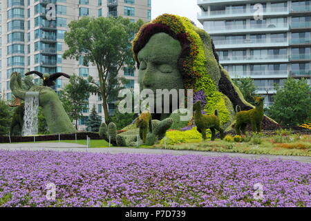 Anlage Skulptur Mutter Erde mit modernen Gebäuden hinter, Mosaicanada Ausstellung, Gatineau, Provinz Quebec, Kanada Stockfoto