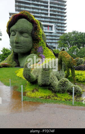 Anlage Skulptur Mutter Erde mit modernen Gebäuden hinter, Mosaicanada Ausstellung, Gatineau, Provinz Quebec, Kanada Stockfoto