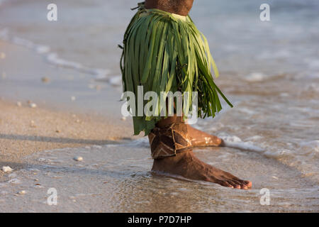 Männliche Feuertänzer durchführen am Strand Stockfoto