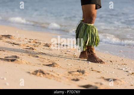 Männliche Feuertänzer durchführen am Strand Stockfoto