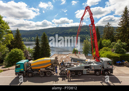 Betonierarbeiten auf der Kellerdecke, Baustelle Einfamilienhaus, Titisee, Titisee-Neustadt, Schwarzwald Stockfoto