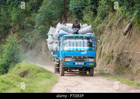 Voll beladenen Lkw auf Sand Road, Lake Mutanda, Uganda Stockfoto