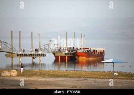 Bootsanleger mit Boote für Touristen am See Tiberias, Kinneret, Galiläa, Israel Stockfoto