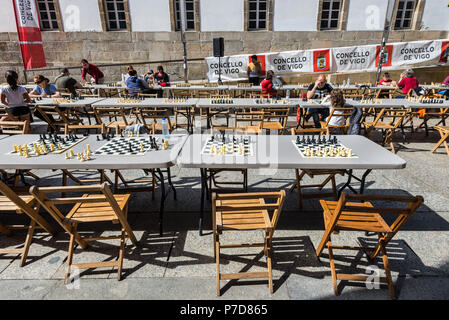 Vigo, Spanien - 20. Mai 2017: Menschen Schach spielen auf der Straße in Vigo, Galicien, Spanien. Schachbrett auf der Straße bereit für ein Spiel in den Vordergrund. Stockfoto