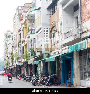 Lê Công Kiều Straße, antiken Straße, im Bezirk 1 Gesäumt von Antiquitätenläden und Motorräder auf dem Bürgersteig geparkt, Ho Chi Minh City, Vietnam. Stockfoto