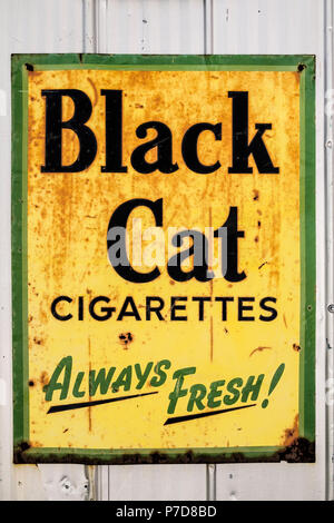 Nahaufnahme von Schwarze Katze Zigaretten Marke metall Werbeschild, das Hintergrundbild Stockfoto