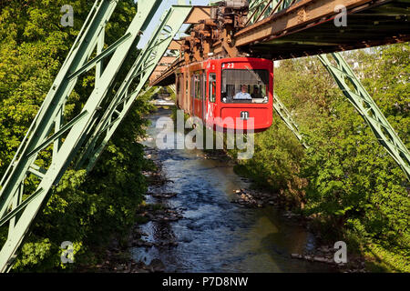 Schwebebahn über den Fluss Wupper, Wuppertal, Bergisches Land, Nordrhein-Westfalen, Deutschland Stockfoto