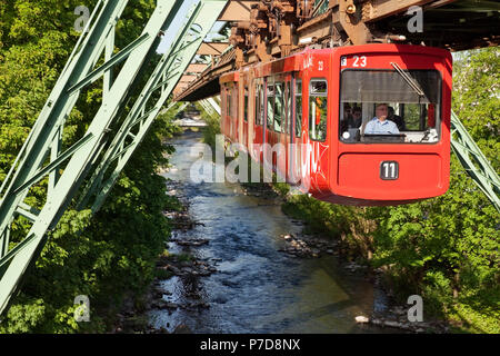 Schwebebahn über den Fluss Wupper, Wuppertal, Bergisches Land, Nordrhein-Westfalen, Deutschland Stockfoto