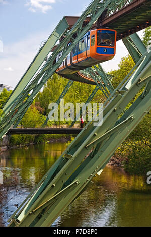 Schwebebahn über den Fluss Wupper, Wuppertal, Bergisches Land, Nordrhein-Westfalen, Deutschland Stockfoto