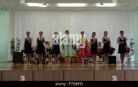 Junge Koreanische Schule führen Kinder für Touristen auf ihre Schule in Pyongyang, Nordkorea. Stockfoto