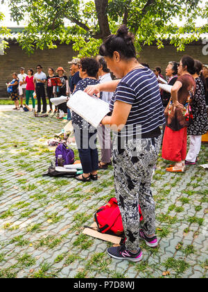 Peking, China - September 2017: Gruppe der mittleren Alters und Senioren zusammen in den Park der Tempel des Himmels singen an einem Sonntag Nachmittag Stockfoto