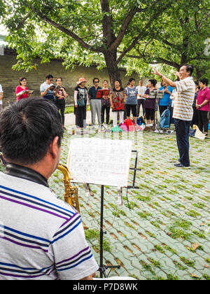 Peking, China - September 2017: Gruppe der mittleren Alters und Senioren zusammen in den Park der Tempel des Himmels singen an einem Sonntag Nachmittag Stockfoto