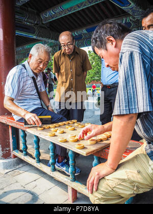 Peking, China - September 2017: Ältere Männer spielen traditionellen chinesischen Schach in den langen Korridor der Tempel des Himmels Stockfoto