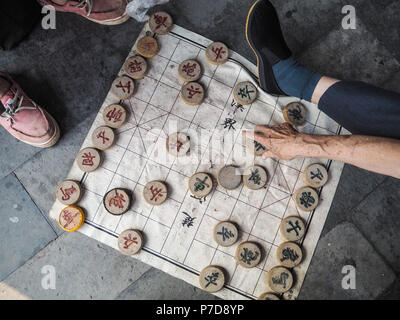 Zwei ältere Männer spielen traditionellen chinesischen Schach auf dem Boden im Tempel des Hevean, Peking, China Stockfoto