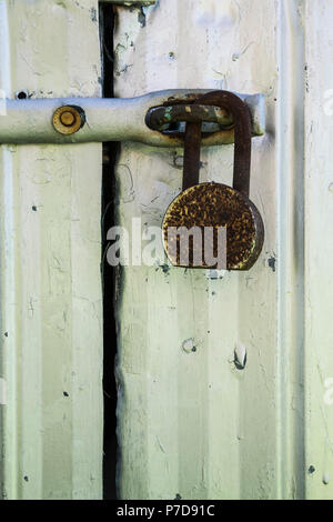 Nahaufnahme der verrostete heavy duty Sicherheitsschloss auf silber Metall Tür, Quebec, Kanada Stockfoto