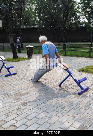 Ältere Mann mit grauem Haar, die Arbeiten an der öffentlichen Anlagen im Park des Tempel des Himmels, Peking Stockfoto