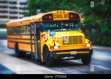 Viiew vorne von einem Schulbus in den Straßen geparkt. Selektive konzentrieren. Stockfoto