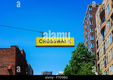 Crosswalk gelben Straßenschild über eine Allee in der Innenstadt von Seattle, USA hängen. Stockfoto