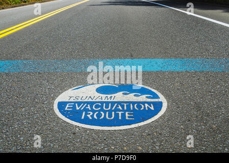 Blauer Tsunami evacuation route Schild auf den Asphalt, Highway 101, Oregon, USA. Stockfoto