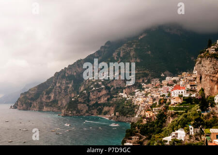 Wunderschöne Aussicht auf Positano und Amalfi Küste mit einem dramatischen Himmel, Kampanien, Italien Stockfoto