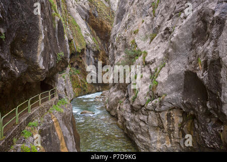 Eingang der Wanderweg Ruta del Cares entlang des Flusses Cares in Kain, Picos de Europa Nationalpark, Leon, Spanien. Stockfoto