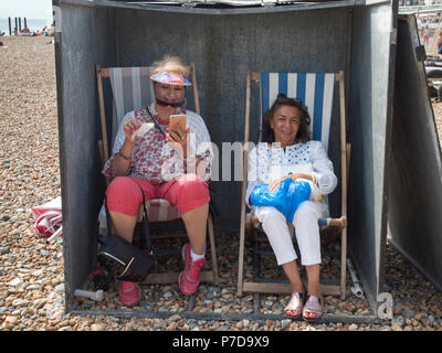 Finden einige Schatten am Strand von Brighton Stockfoto