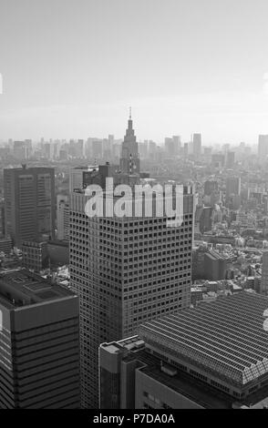 Blick vom Tokyo Metropolitan Government Building in Richtung NTT Docomo Yoyogi Gebäude, KDDI Gebäude und Shinjuku Monolith, Shinjuku, Tokyo, Japan Stockfoto