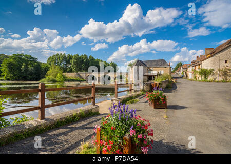 Wassermühle und der Brücke über den Fluss Gartempe, Saint-Pierre-de-Maillé, Frankreich. Stockfoto