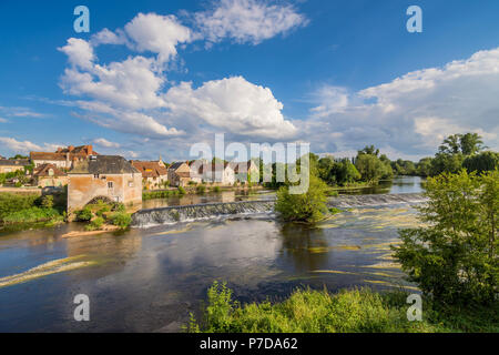 Wassermühle und Wier über den Fluss Gartempe, Saint-Pierre-de-Maillé, Frankreich. Stockfoto