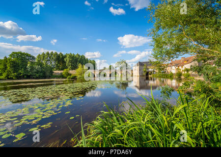 Wassermühle und der Brücke über den Fluss Gartempe, Saint-Pierre-de-Maillé, Frankreich. Stockfoto