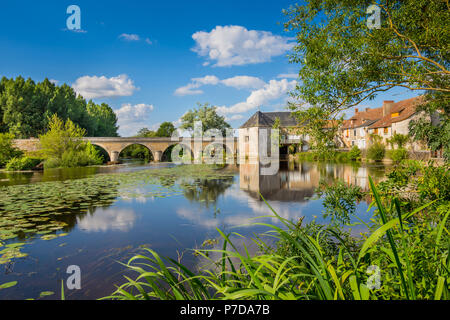 Wassermühle und der Brücke über den Fluss Gartempe, Saint-Pierre-de-Maillé, Frankreich. Stockfoto