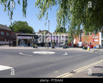 Eine Reihe von kleinen Geschäften in dem kleinen Dorf Bramley, in der Nähe von Rotherham in South Yorkshire. Stockfoto