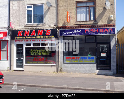 Shop Fronten der freundlichen Konkurrenz mit Imbiss Lebensmittel der Pizza, Kebab, Indische und traditionellen Fisch- und Chip Shop Stockfoto