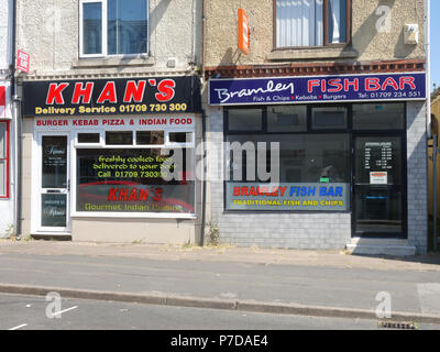 Shop Fronten der freundlichen Konkurrenz mit Imbiss Lebensmittel der Pizza, Kebab, Indische und traditionellen Fisch- und Chip Shop Stockfoto