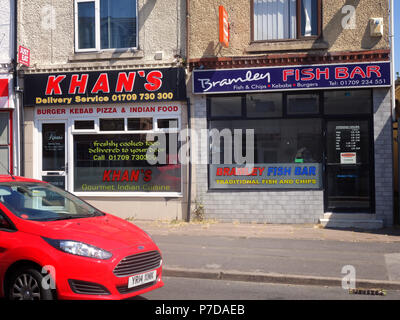 Shop Fronten der freundlichen Konkurrenz mit Imbiss Lebensmittel der Pizza, Kebab, Indische und traditionellen Fisch- und Chip Shop Stockfoto