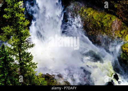 Wasser aus dem Spahats Creek hinunter eine Kaskadierung auf der Unterseite der Spahats Falls im Wells Gray Provincial Park in Clearwater, British Columbia, Kanada Stockfoto