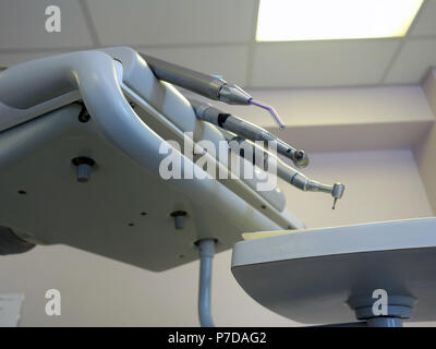 Patienten Blick aus dem Zahnarztstuhl an die zahnärztliche Chirurgie in das kleine Dorf von Bramley, in der Nähe von Rotherham in South Yorkshire. Stockfoto