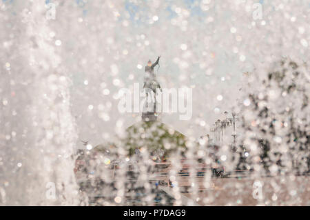 Baschkirische Nationalheld Salavat Yulayev (salawat Yulaev) Monument durch das Wasser der Brunnen gesehen, Stock Bild. Ufa, Russland, Mai 2016. Stockfoto