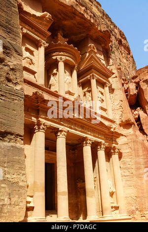 Al-Khazneh (das Finanzministerium) an Petra in Jordanien. Die Schatzkammer war zunächst als Mausoleum der nabatäischen Königs Aretas IV im ersten Jahrhundert nach Christus erbaut. Stockfoto