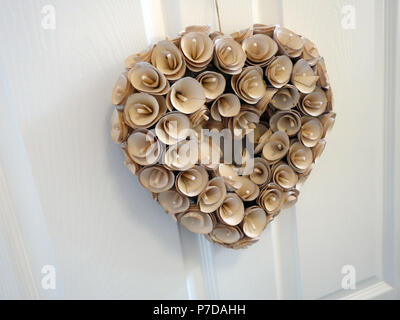 Aus Holz geschnitzten Blumen gebildet, der in Herz Form für Tür hängen Stockfoto