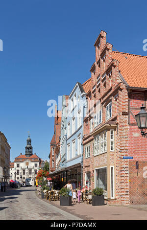 Rathaus und Straße an den Brodbaenken, Altstadt, Lüneburg, Niedersachsen, Deutschland Stockfoto