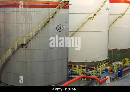 Big Oil Tanks mit ihren Treppen, Rohre und Ventile im Morgenlicht Stockfoto