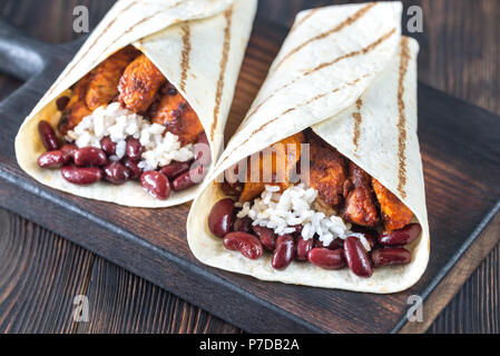 Chicken burritos auf das Holzbrett Stockfoto