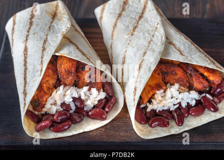 Chicken burritos auf das Holzbrett Stockfoto