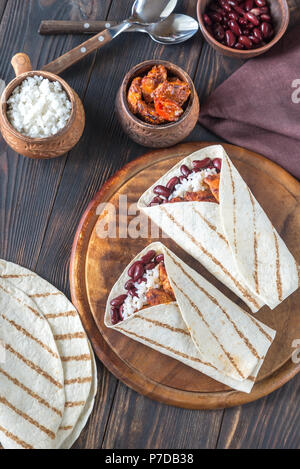 Chicken Burritos mit Zutaten aus dem Holzbrett Stockfoto