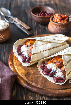 Chicken Burritos mit Zutaten aus dem Holzbrett Stockfoto