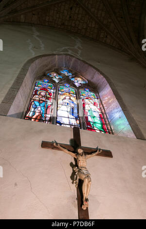 Statue von Christus am Kreuz in der alten Kirche der französischen Stadt guillestre in der Haute Provence Stockfoto