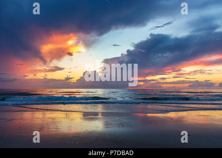 Sonnenaufgang am Strand am 4. Juli 2009 Stockfoto