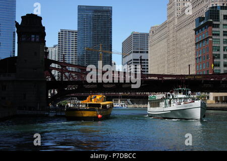 La Salle Street Bridge beim Wandern entlang des Chicago River in Downtown Chicago River Walk in Illinois. Stockfoto