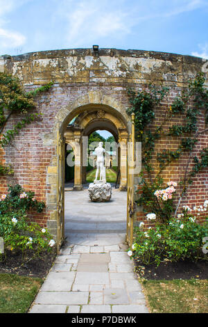 Statue durch Torbogen im Italienischen Garten an Hever Castle Stockfoto